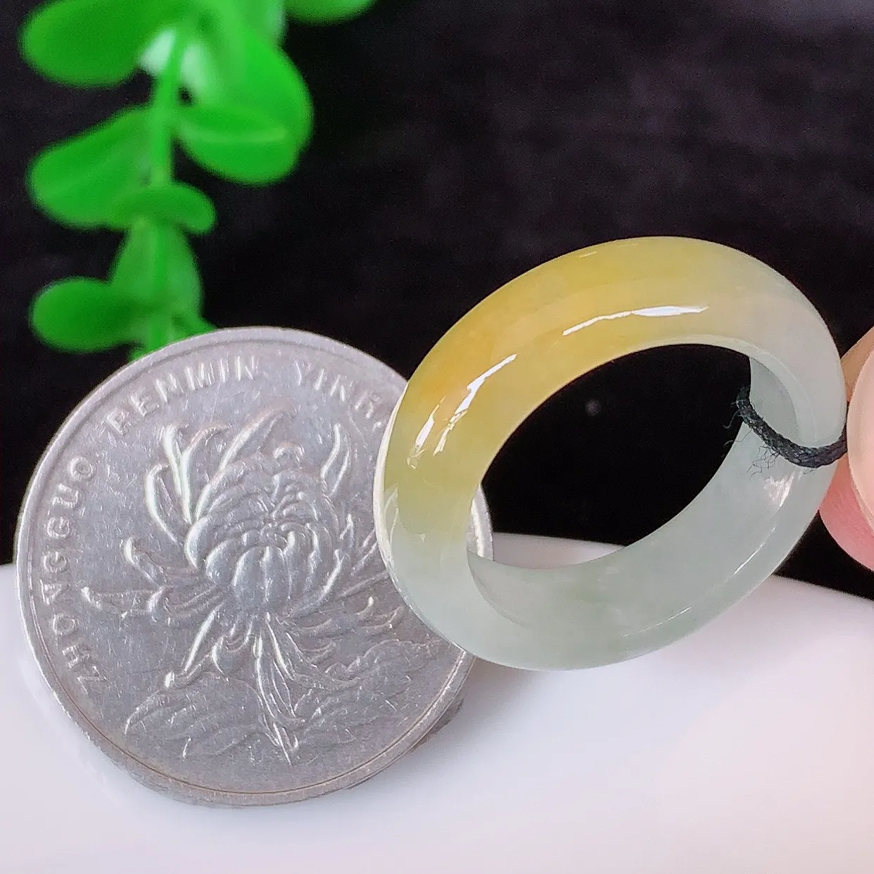 自然光实拍 冰润黄翡17mm内径翡翠指环，玉戒指，玉质莹润，好精美好冰润的指环，14圈口， 上手纤巧！#1.1
