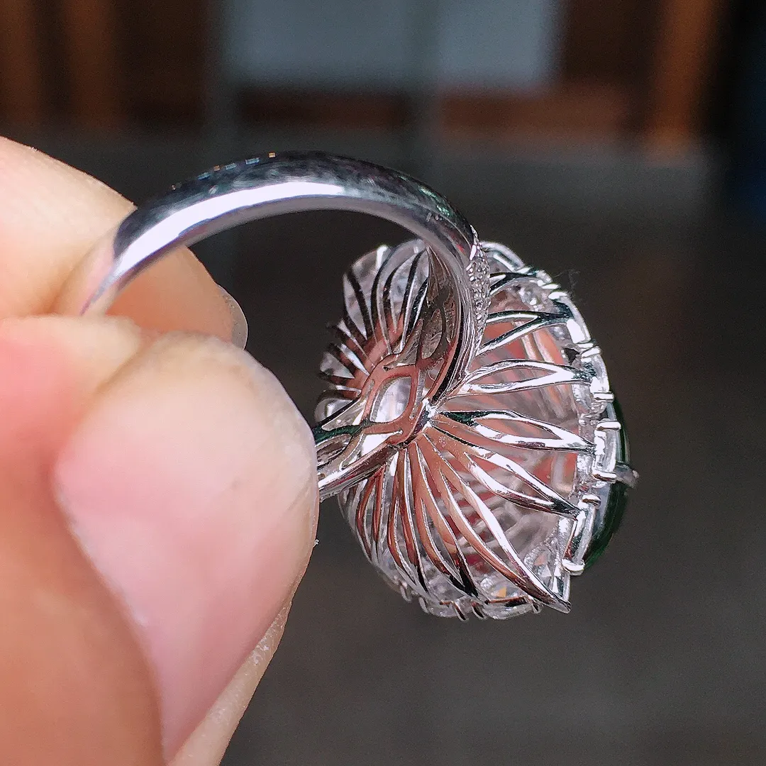 满绿蛋面戒指，色泽均匀浓郁，玉质细腻，荧光感超
强，饱满水润，气质满满。18k
金豪华镶嵌