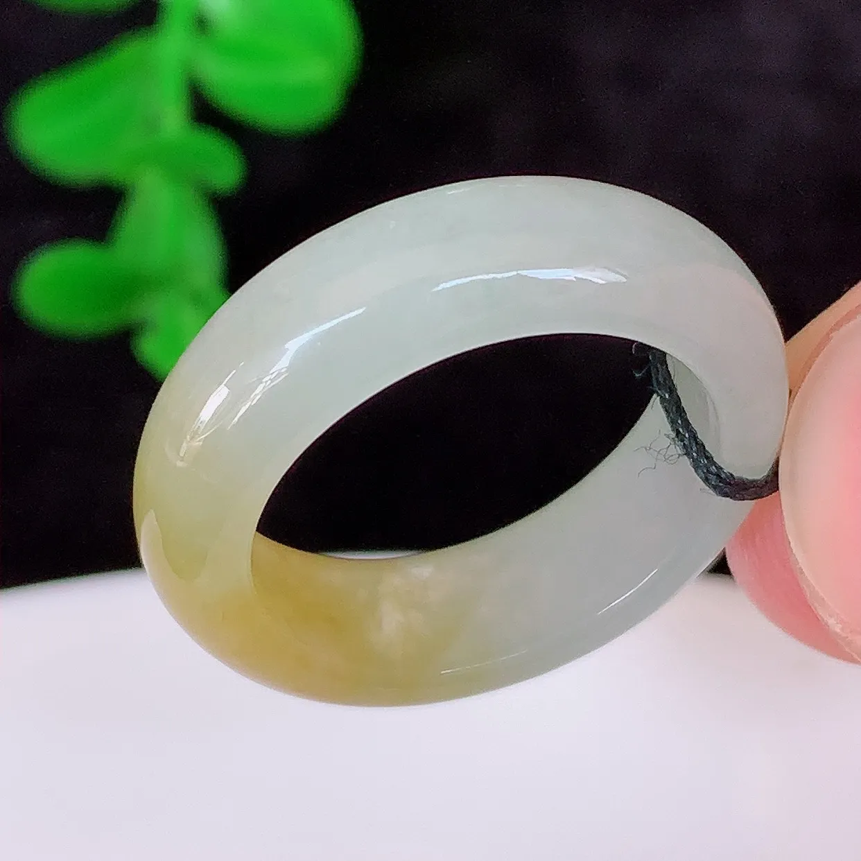 自然光实拍 冰润黄翡17mm内径翡翠指环，玉戒指，玉质莹润，好精美好冰润的指环，14圈口， 上手纤巧！#1.1