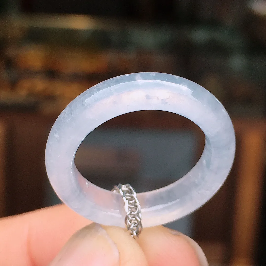 冰种指环，玉质细腻，荧光感超
强，饱满水润，气质满满。18k
金豪华镶嵌