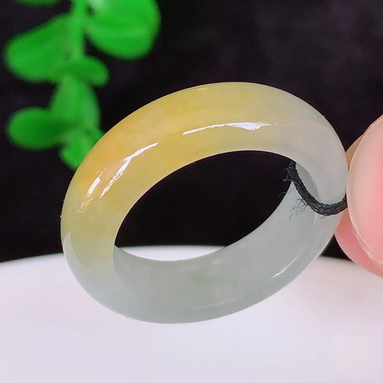 自然光实拍 冰润黄翡17mm内径翡翠指环，玉戒指，玉质莹润，好精美好冰润的指环，14圈口， 上手纤巧