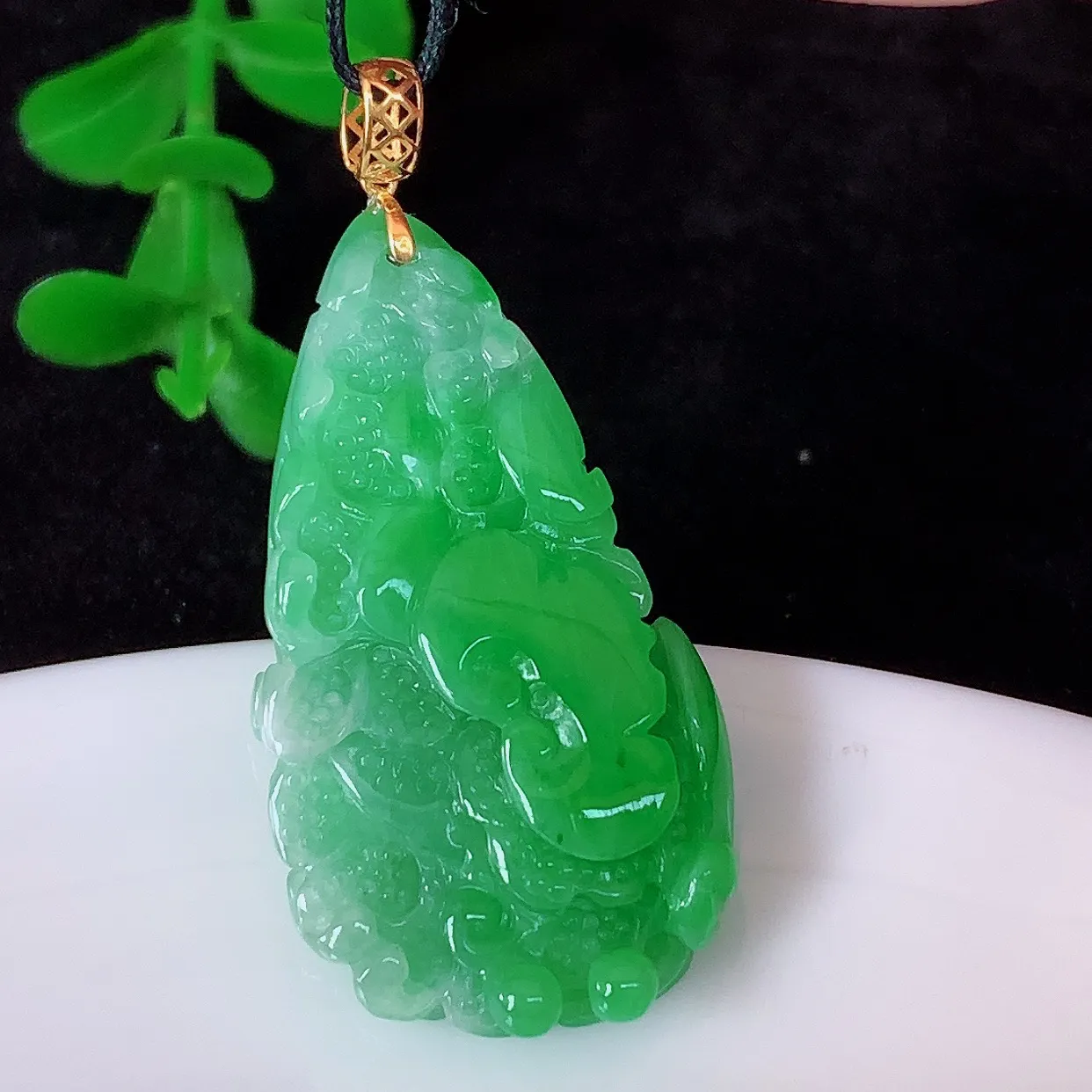 自然光实拍，18K金镶嵌冰润冰糯种飘阳绿翡翠招百财白菜吊坠 百财聚来，财源滚滚，色泽鲜艳，精工水润的白菜，性价比高！#1.1整体37.5* 裸石32*17.6*7.5
