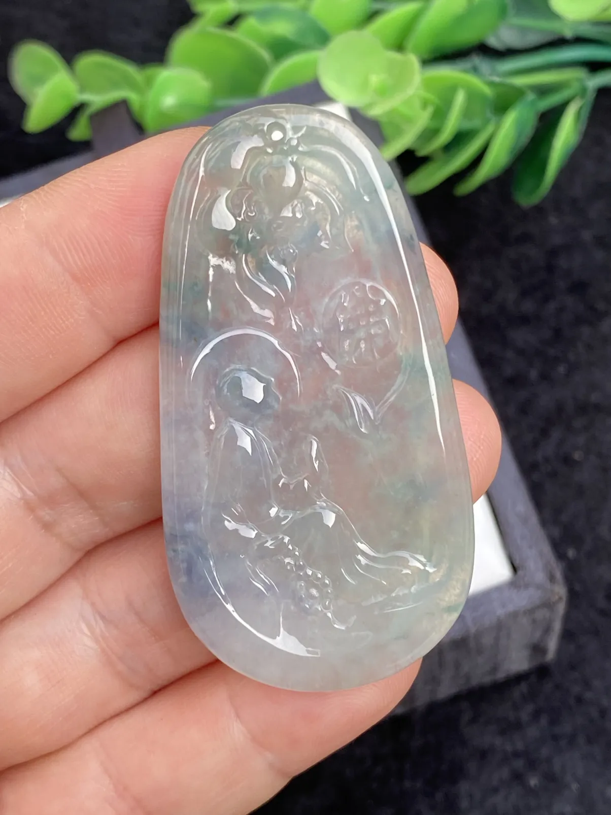 推荐【冰飘蓝紫悟道花开见佛】无纹裂，水润，起光，飘蓝紫色，细腻起胶，种水很好，品相佳，背面看棉处中间花蕊，如花盛开，意境很美，超值～～