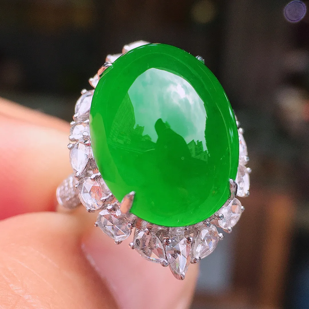 满绿蛋面戒指，色泽均匀浓郁，玉质细腻，荧光感超
强，饱满水润，气质满满。18k
金豪华镶嵌