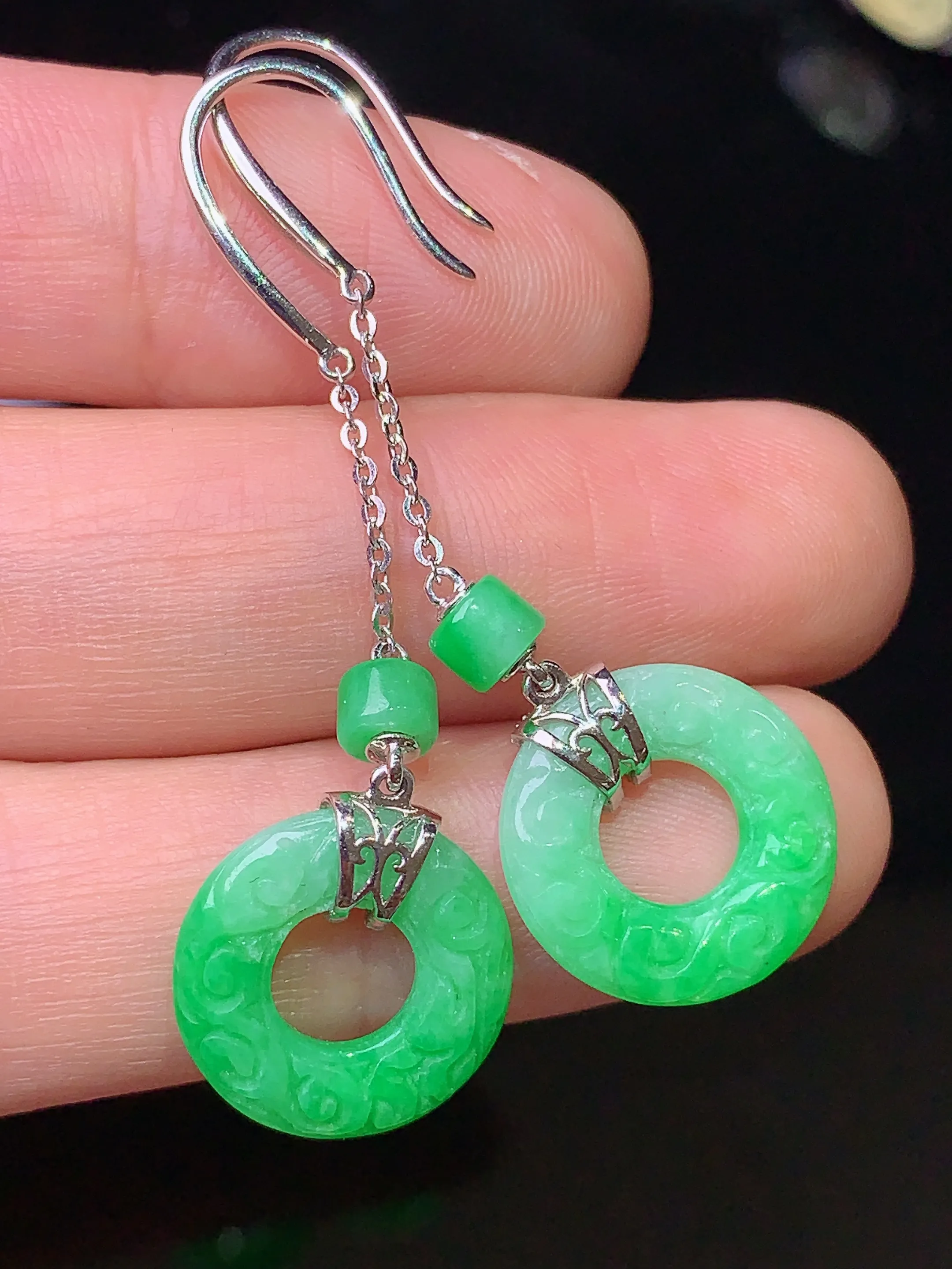 18k金钻镶嵌翠绿平安环耳坠 玉质细腻 色泽清新艳丽 整体尺寸47*13.8*2.8
