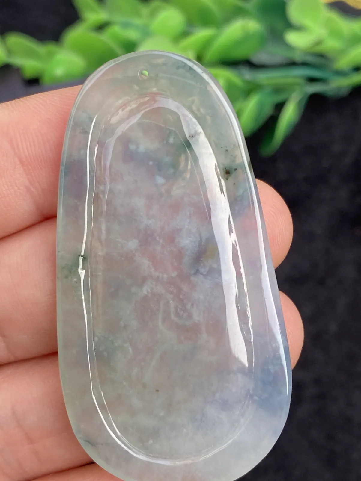 推荐【冰飘蓝紫悟道花开见佛】无纹裂，水润，起光，飘蓝紫色，细腻起胶，种水很好，品相佳，背面看棉处中间花蕊，如花盛开，意境很美，超值～～