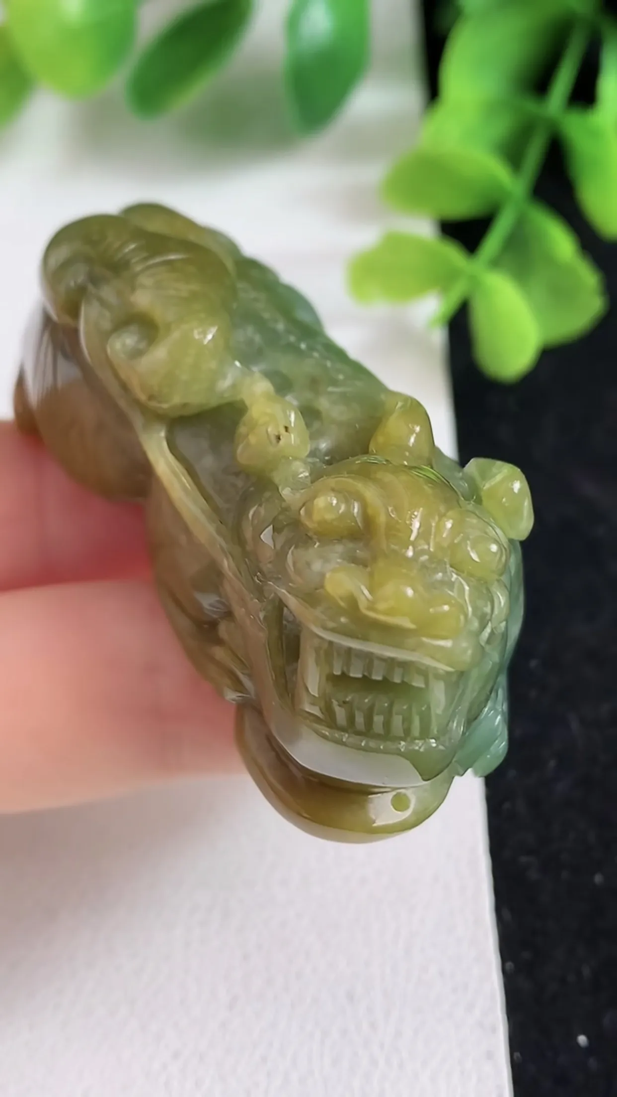 天然翡翠a货 老坑料起胶冰润 双彩飘黄翡招财貔貅吊坠，尺寸49-27-22.5mm y 52.53