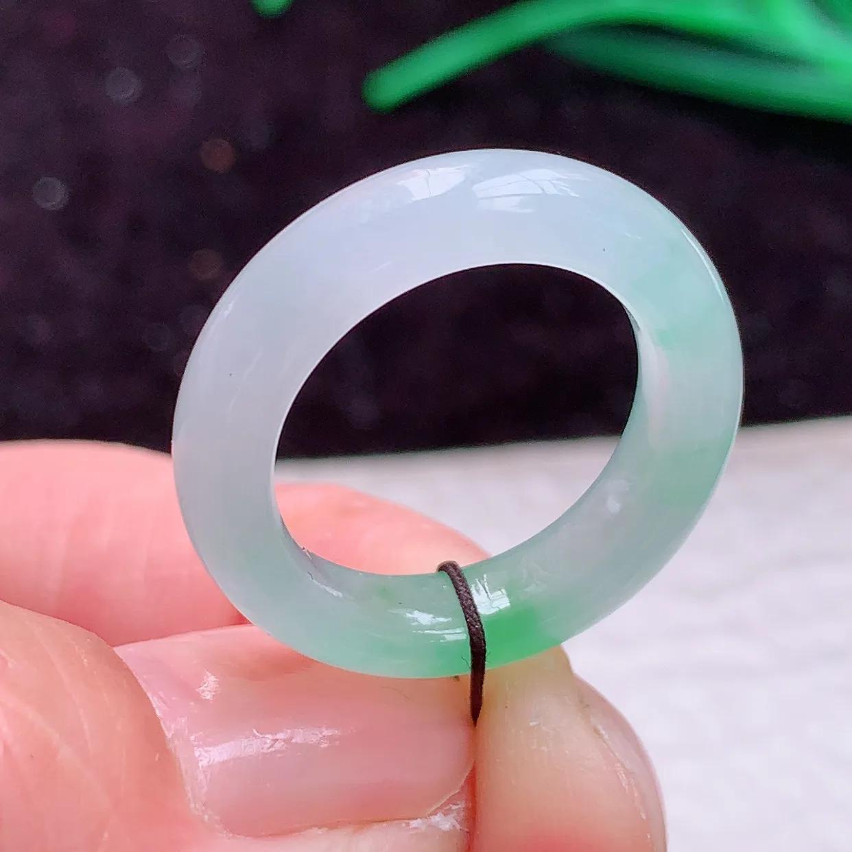 实拍lz 缅甸翡翠A货清爽冰飘绿16mm内径指环 玉吊坠 16*5*3.4mm