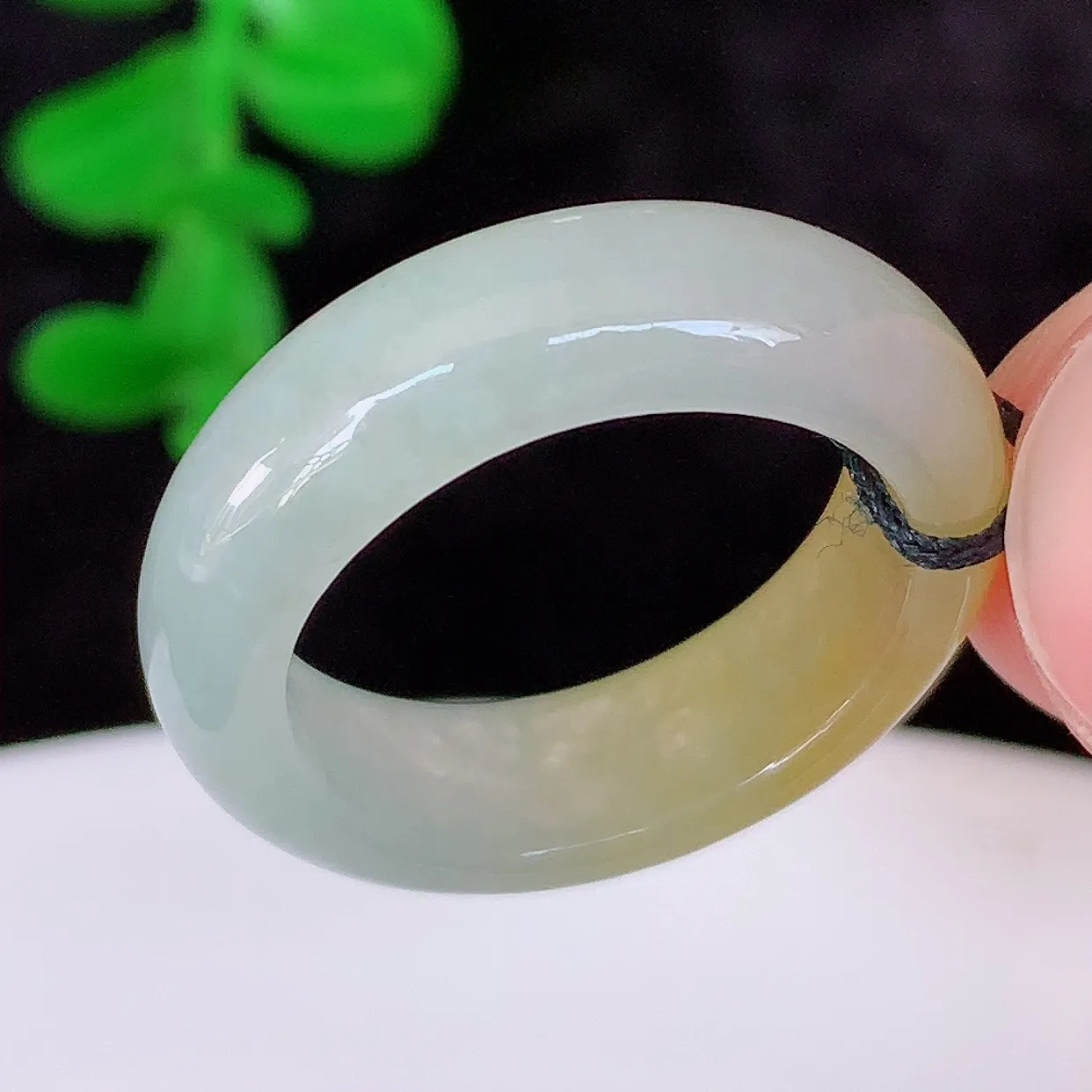 自然光实拍 冰润黄翡17mm内径翡翠指环，玉戒指，玉质莹润，好精美好冰润的指环，14圈口， 上手纤巧！#1.1