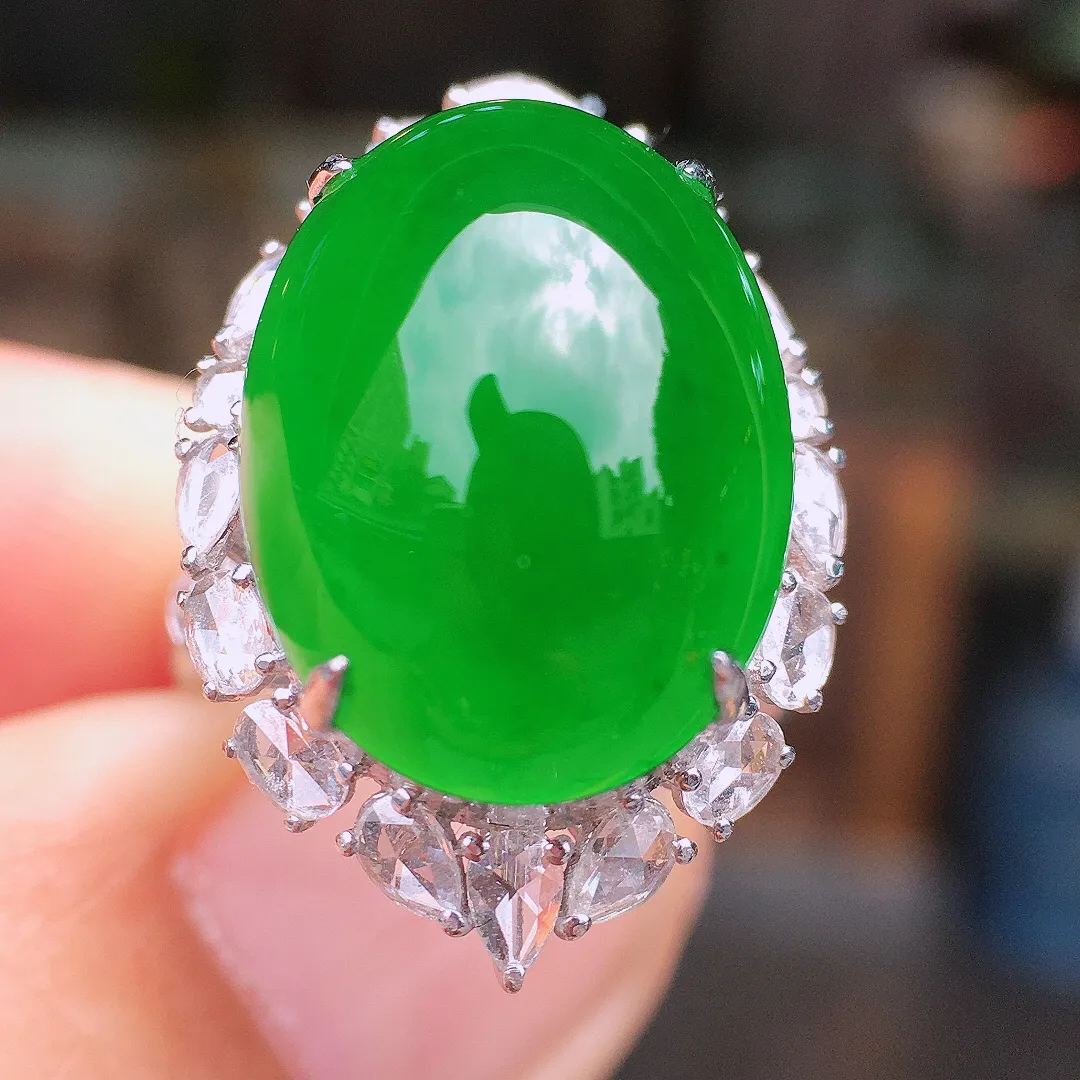 满绿蛋面戒指，色泽均匀浓郁，玉质细腻，荧光感超
强，饱满水润，气质满满。18k
金豪华镶嵌