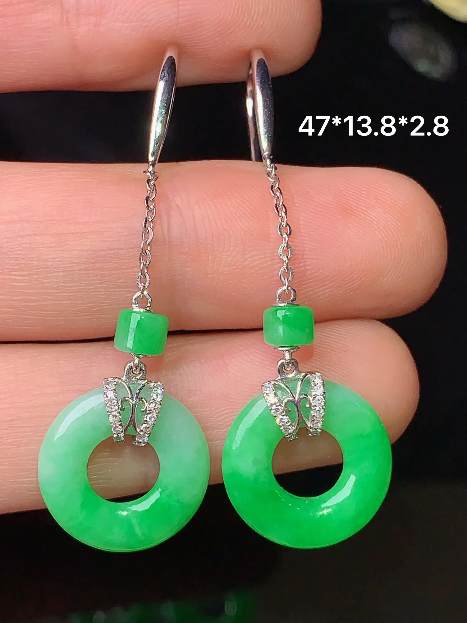 18k金钻镶嵌翠绿平安环耳坠 玉质细腻 色泽清新艳丽 整体尺寸47*13.8*2.8