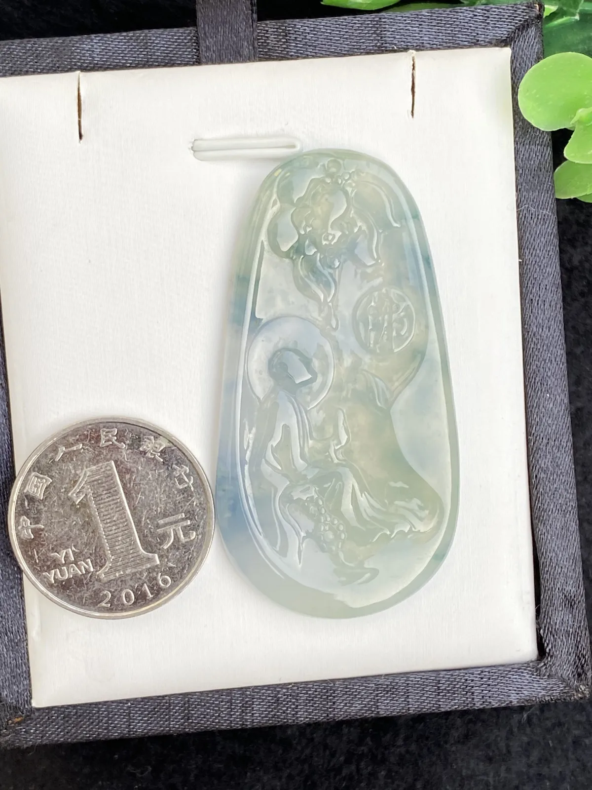 推荐【冰飘蓝紫悟道花开见佛】无纹裂，水润，起光，飘蓝紫色，细腻起胶，种水很好，品相佳，背面看棉处中间花蕊，如花盛开，意境很美，超值～～