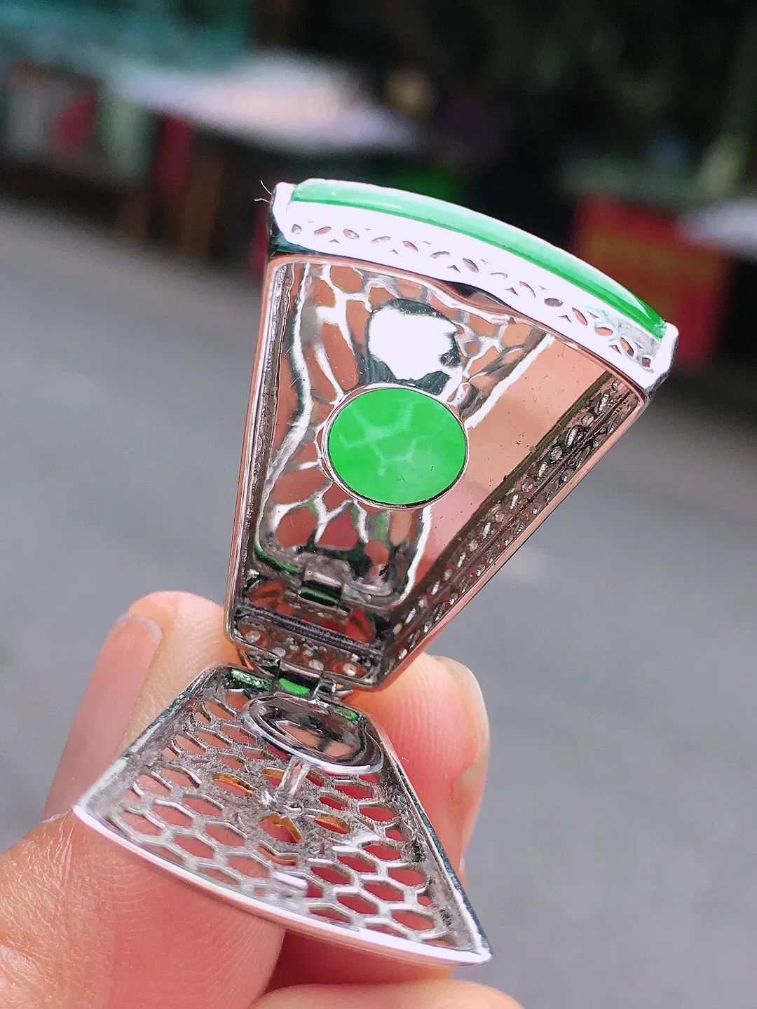 阳绿无事牌吊坠，色泽均匀艳丽，玉质细腻，荧光感超
强，饱满水润，气质满满。18k
金豪华镶嵌