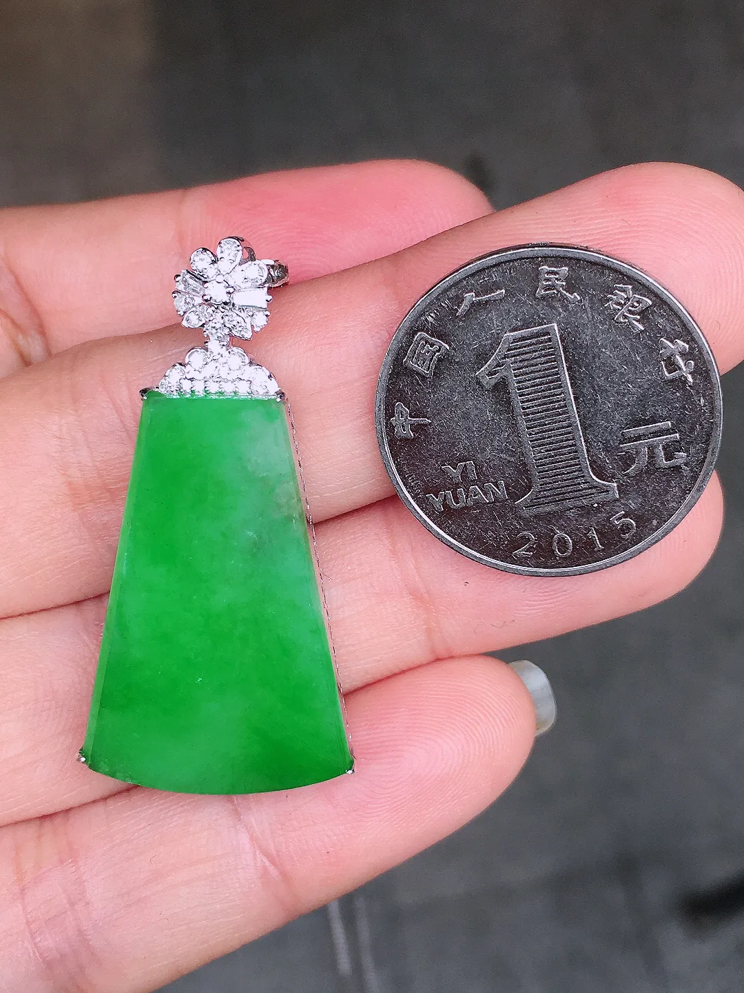 阳绿无事牌吊坠，色泽均匀艳丽，玉质细腻，荧光感超
强，饱满水润，气质满满。18k
金豪华镶嵌