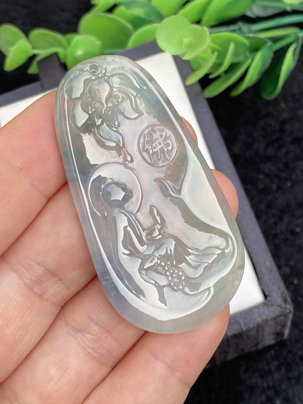 推荐【冰飘蓝紫悟道花开见佛】无纹裂，水润，起光，飘蓝紫色，细腻起胶，种水很好，品相佳，背面看棉处中间花蕊，如花盛开，意境很美，超值～～