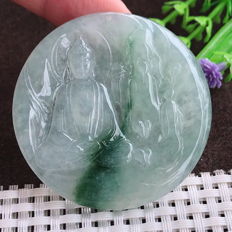 自然光实拍，老坑冰胶水灵冰飘花山水如来佛吊坠，玉质温润，冰莹起胶，色泽，均匀靓丽，雕工精湛，意境优美，清秀灵气，优雅气质，尺寸52.4/4.7