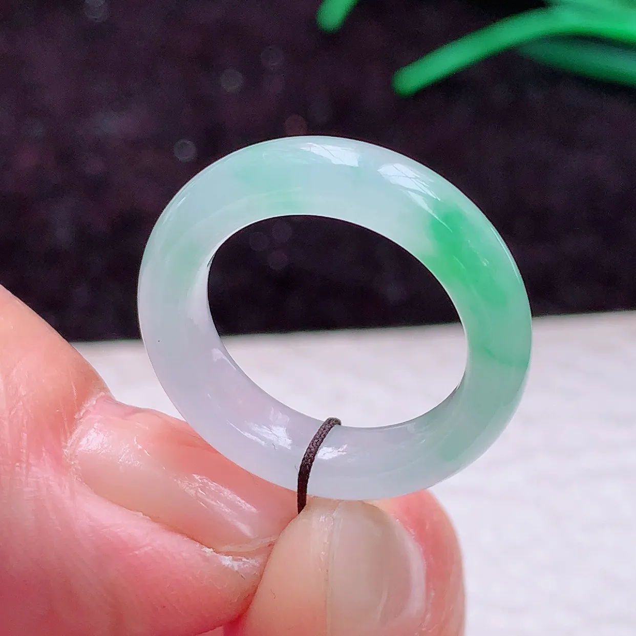 实拍lz 缅甸翡翠A货清爽冰飘绿16mm内径指环 玉吊坠 16*5*3.4mm