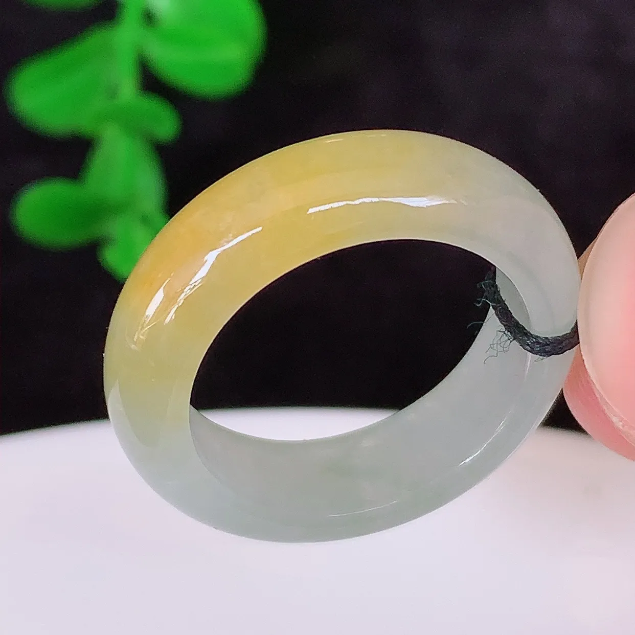 自然光实拍 冰润黄翡17mm内径翡翠指环，玉戒指，玉质莹润，好精美好冰润的指环，14圈口， 上手纤巧！#1.1