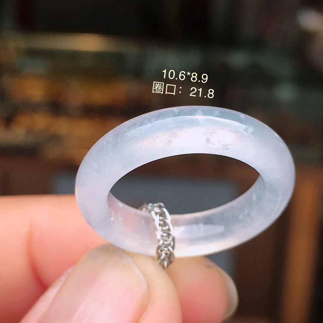 冰种指环，玉质细腻，荧光感超
强，饱满水润，气质满满。18k
金豪华镶嵌