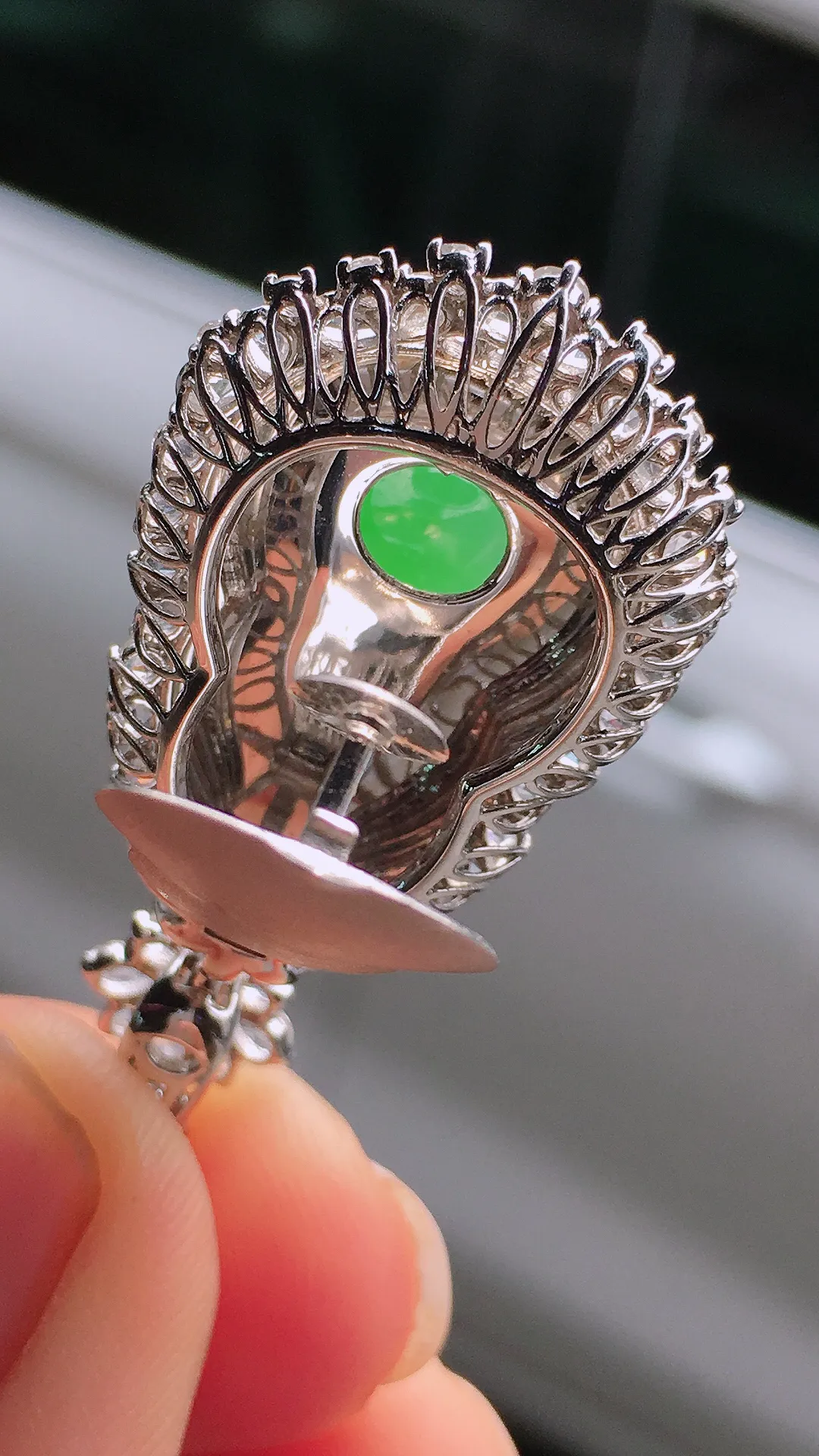 阳绿葫芦吊坠，色泽均匀艳丽，玉质细腻，荧光感超
强，饱满水润，气质满满。18k
金豪华镶嵌