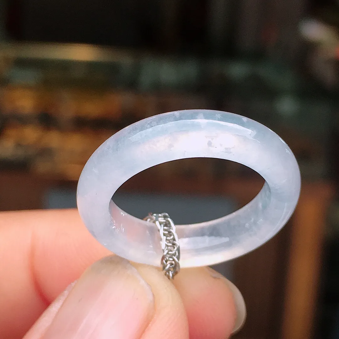 冰种指环，玉质细腻，荧光感超
强，饱满水润，气质满满。18k
金豪华镶嵌