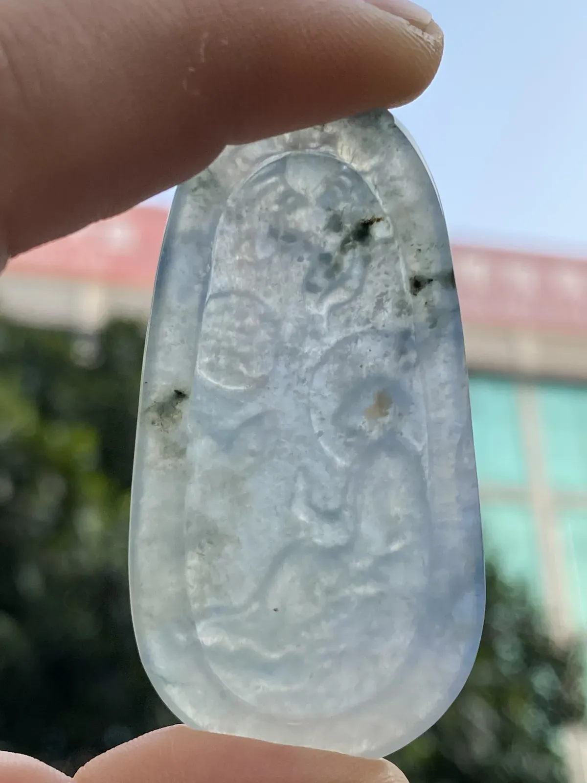 推荐【冰飘蓝紫悟道花开见佛】无纹裂，水润，起光，飘蓝紫色，细腻起胶，种水很好，品相佳，背面看棉处中间花蕊，如花盛开，意境很美，超值～～