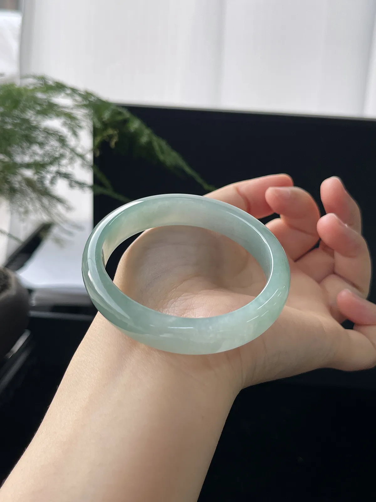 贵妃圈口55.2，翡翠冰糯种绿色手镯，带镯心