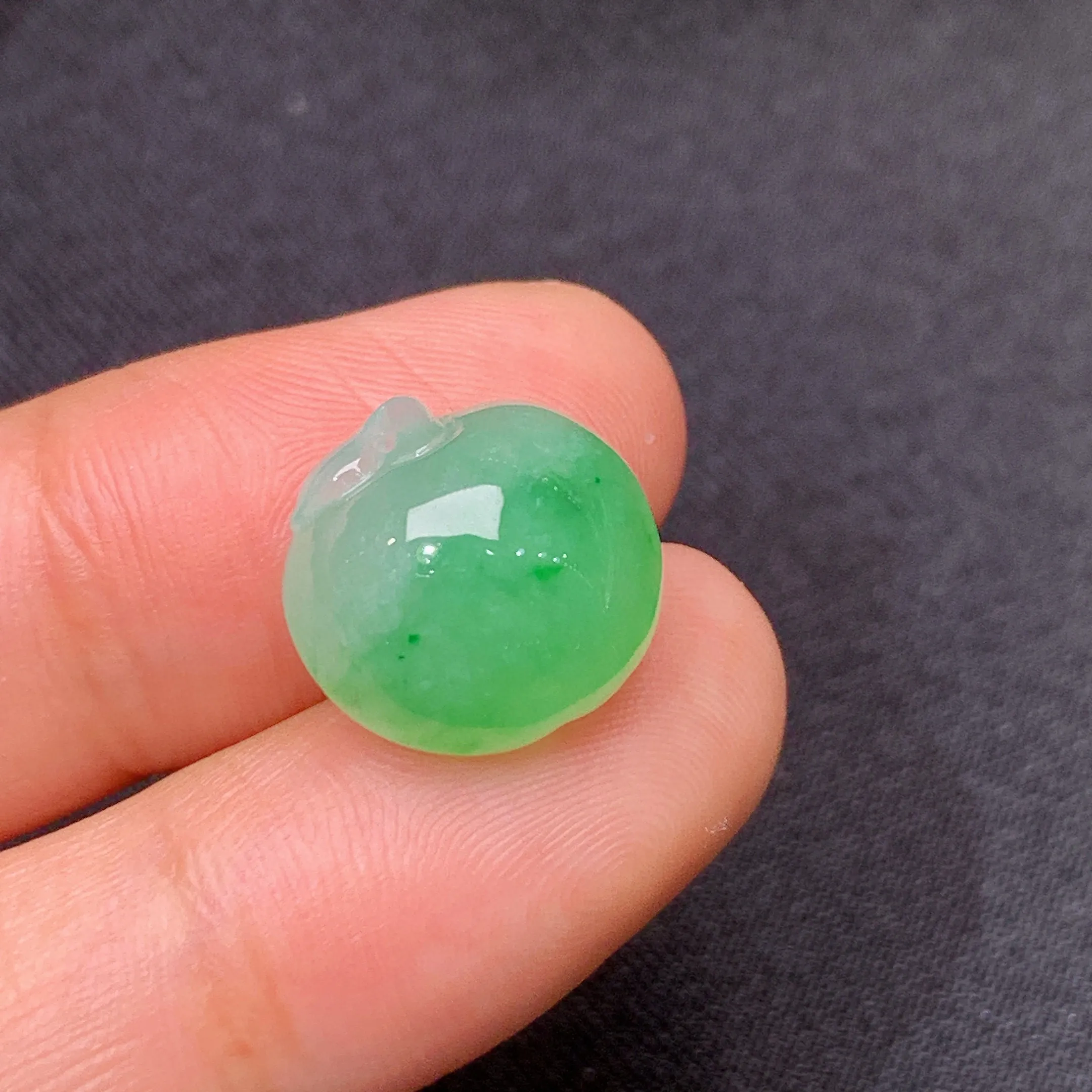冰飘绿苹果，镶嵌佳品，冰润色阳，种水足，尺寸12.5*13.2*7.6