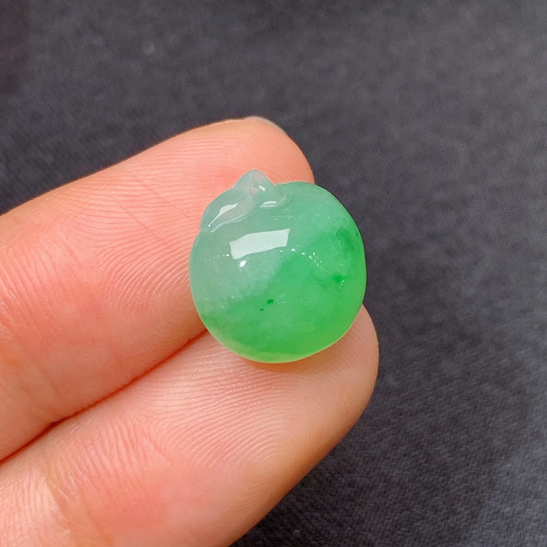 冰飘绿苹果，镶嵌佳品，冰润色阳，种水足，尺寸12.5*13.2*7.6
