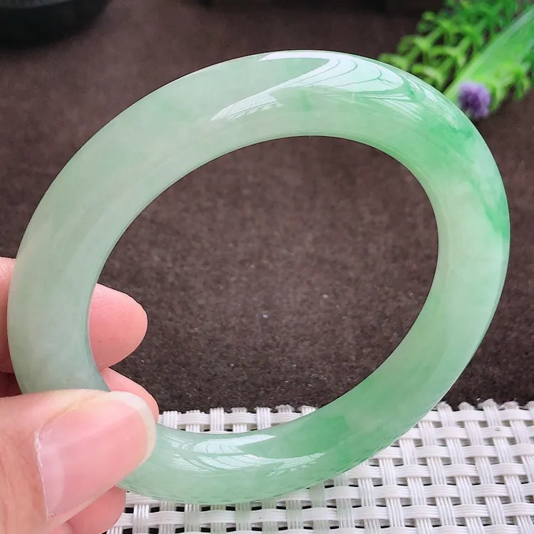自然光，54.6圈口，老坑冰润水灵飘阳绿圆条手镯，翡翠玉镯，玉质细腻，冰莹起胶，色泽鲜美，均匀靓丽，雕工精湛，意境优美，清秀灵气，优雅气质，尺寸54.6/10.8/11