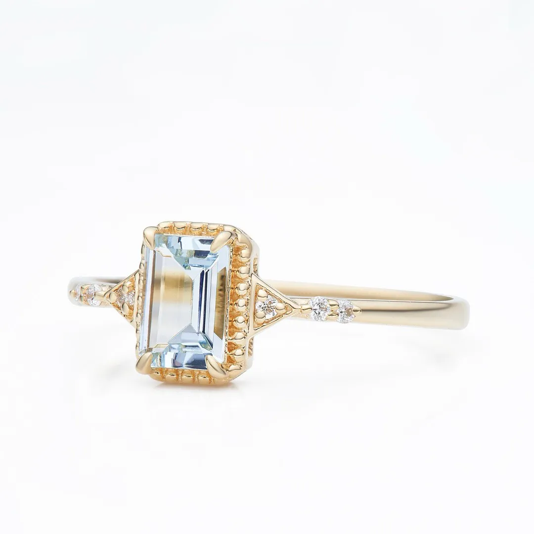 天然海蓝宝戒指，18k金配天然南非真钻镶嵌，上手效果好。
主石：0.65ct，配钻：6，总重：1.625g，圈口：14，编号：DQXP694877