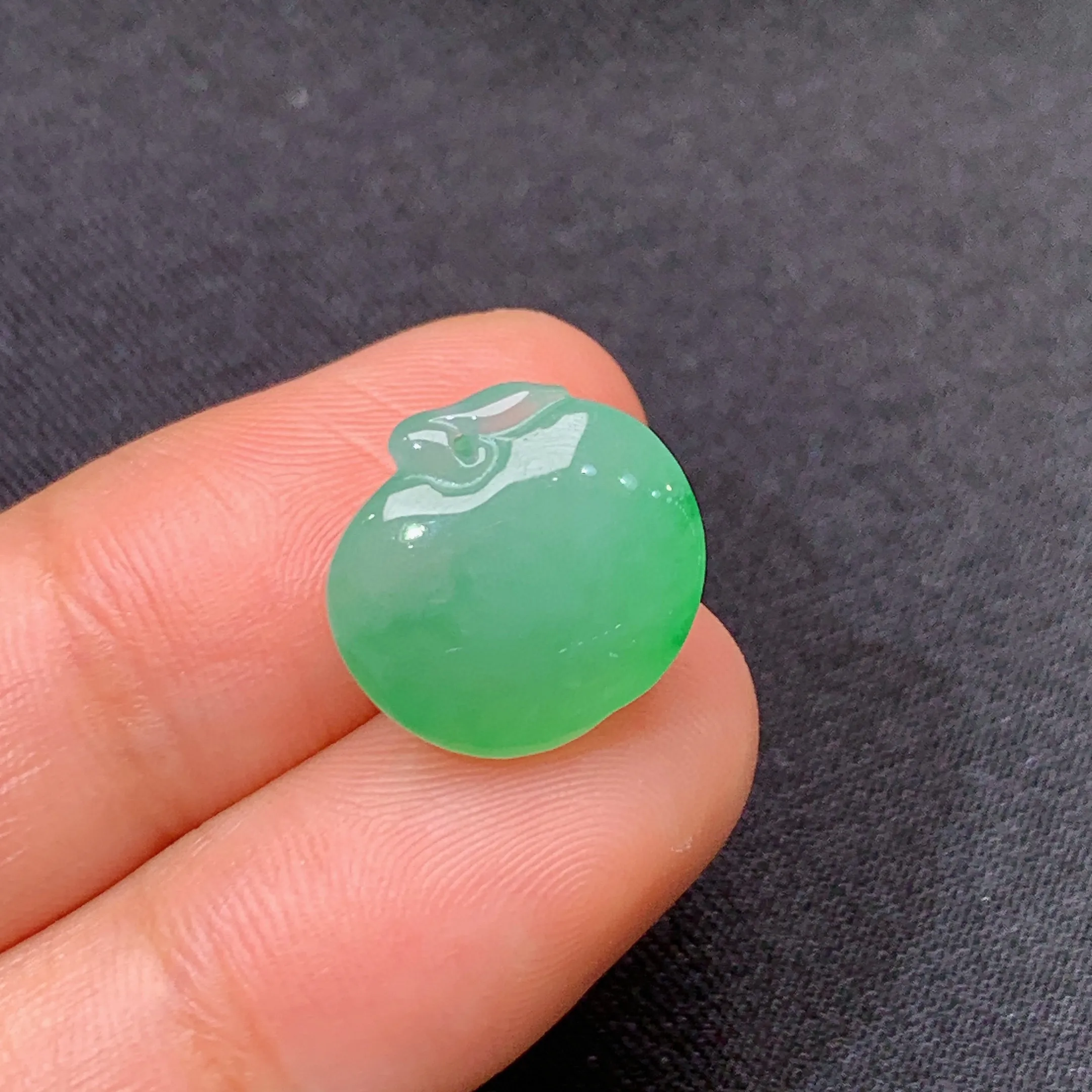 冰飘绿苹果，镶嵌佳品，冰润色阳，种水足，尺寸12.5*13.2*7.6