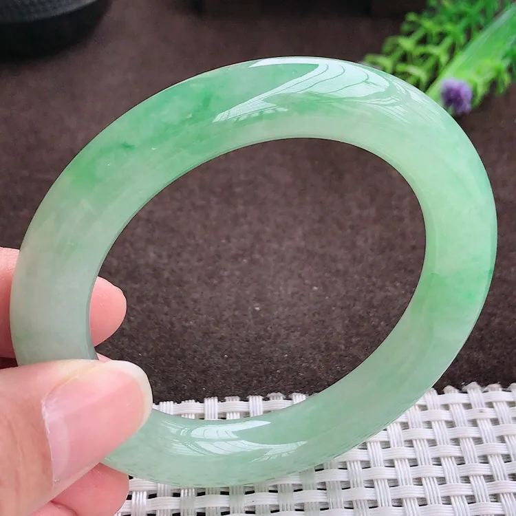 自然光，54.6圈口，老坑冰润水灵飘阳绿圆条手镯，翡翠玉镯，玉质细腻，冰莹起胶，色泽鲜美，均匀靓丽，雕工精湛，意境优美，清秀灵气，优雅气质，尺寸54.6/10.8/11