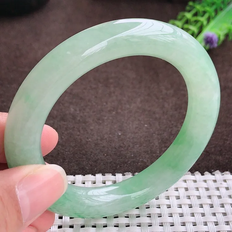 自然光，54.6圈口，老坑冰润水灵飘阳绿圆条手镯，翡翠玉镯，玉质细腻，冰莹起胶，色泽鲜美，均匀靓丽，雕工精湛，意境优美，清秀灵气，优雅气质，尺寸54.6/10.8/11