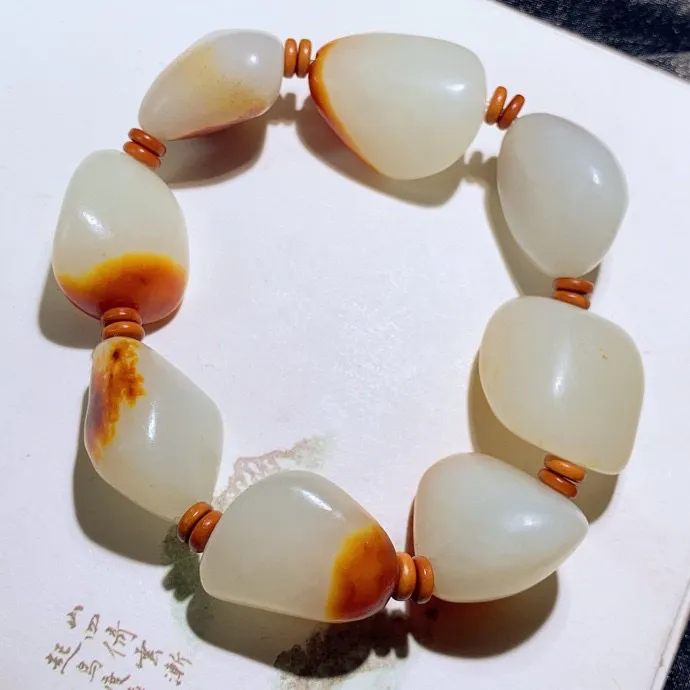 新疆原石手串。油皮料。单颗尺寸27/22/15重89.9克。玉质细腻油润。手推出油。品相大气。lt050408