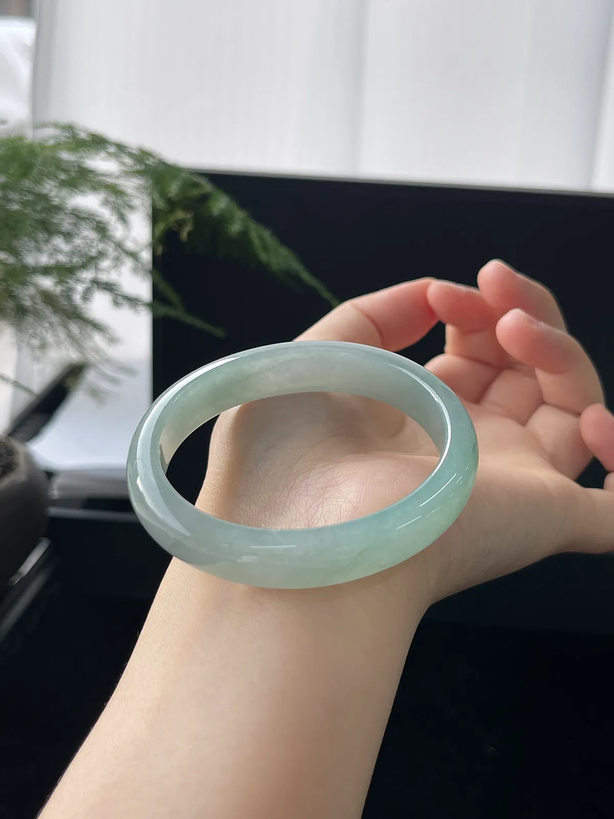 贵妃圈口55.2，翡翠冰糯种绿色手镯，带镯心