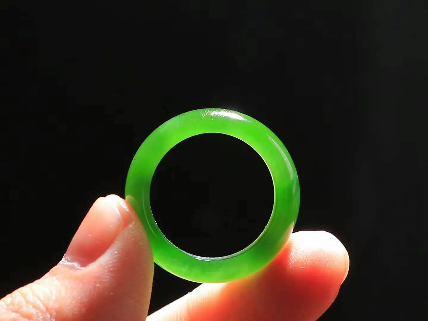 【玉见倾心.戒指】

精品和田玉碧玉戒指 玉质细腻温润，油性十足。几经花落去，无可奈流年。如果我是一株小菊花，那一定会开在你必经的路旁，努力绽放最美的花蕾，只为等待你惊鸿一瞥的温柔。重5.9克 尺寸19.5-8.5-4mm  FDL-7941952