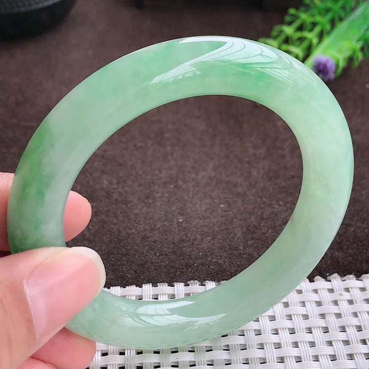 自然光，54.6圈口，老坑冰润水灵飘阳绿圆条手镯，翡翠玉镯，玉质细腻，冰莹起胶，色泽鲜美，均匀靓丽，雕工精湛，意境优美，清秀灵气，优雅气质，尺寸54.6/10.8/11