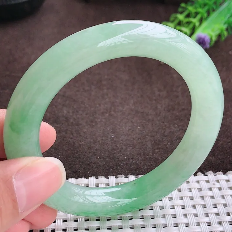 自然光，54.6圈口，老坑冰润水灵飘阳绿圆条手镯，翡翠玉镯，玉质细腻，冰莹起胶，色泽鲜美，均匀靓丽，雕工精湛，意境优美，清秀灵气，优雅气质，尺寸54.6/10.8/11