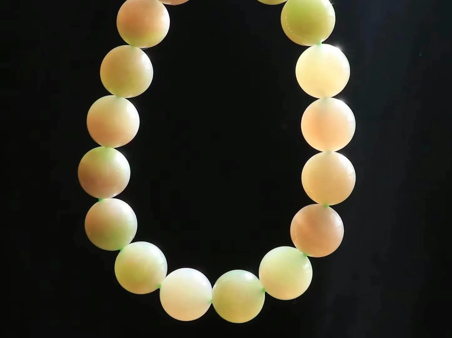 【岁月静好.手串】

精品️和田玉烟紫翠青双色圆珠手串，精选上等和田玉料，每一颗珠子都散发着温润光泽，宛如岁月沉淀的优雅。佩戴它，感受时光的静谧与从容，彰显不凡品味。重35.4克  尺寸取一11mm  45461021L