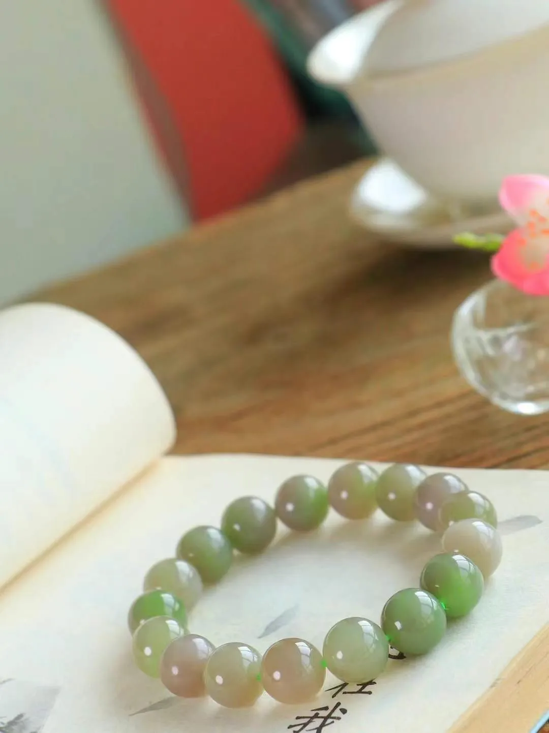 【岁月静好.手串】

精品️和田玉烟紫翠青双色圆珠手串，精选上等和田玉料，每一颗珠子都散发着温润光泽，宛如岁月沉淀的优雅。佩戴它，感受时光的静谧与从容，彰显不凡品味。重35.4克  尺寸取一11mm  45461021L