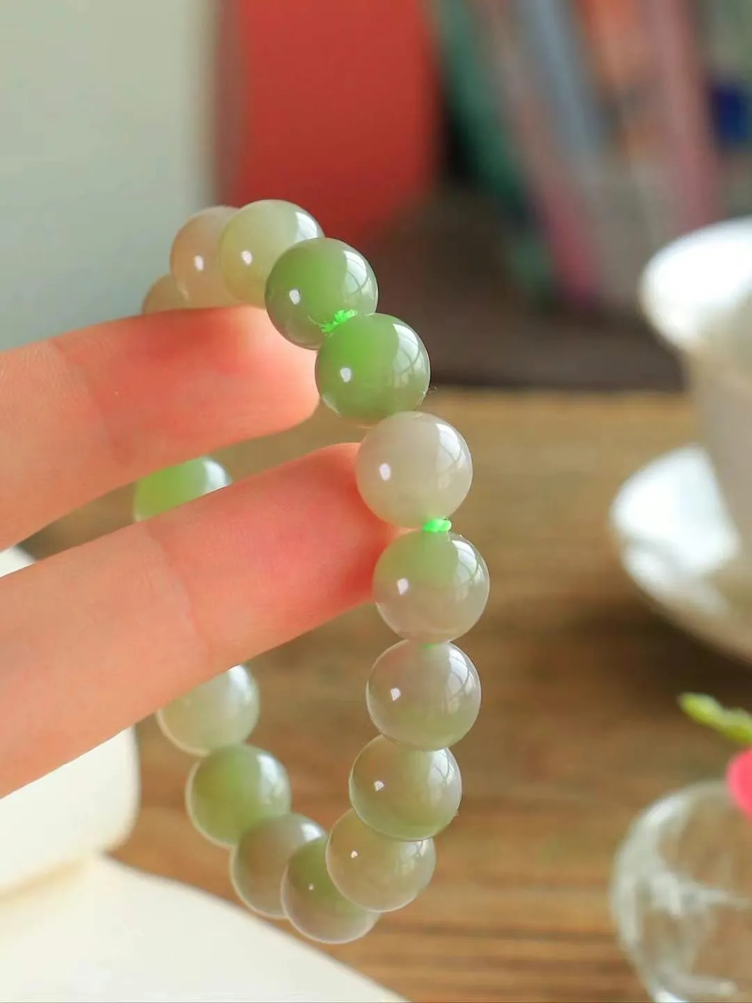 【岁月静好.手串】

精品️和田玉烟紫翠青双色圆珠手串，精选上等和田玉料，每一颗珠子都散发着温润光泽，宛如岁月沉淀的优雅。佩戴它，感受时光的静谧与从容，彰显不凡品味。重35.4克  尺寸取一11mm  45461021L