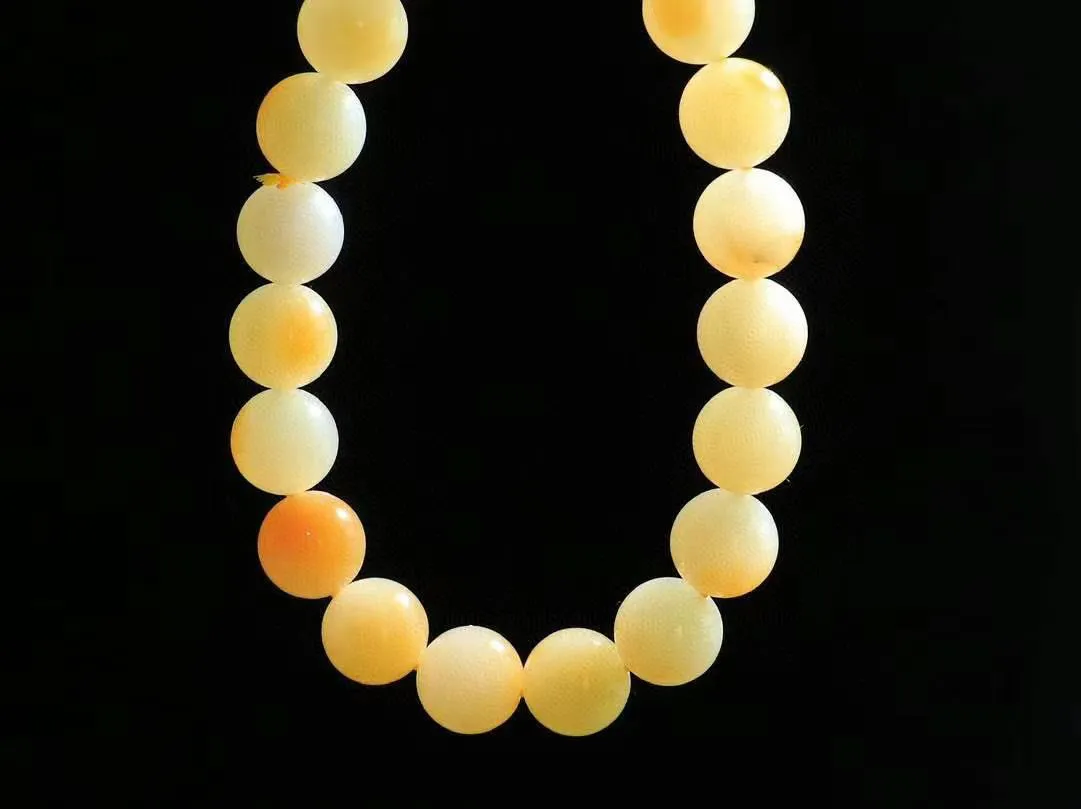 【福运绵延.手串】

精品和田玉糖白玉圆珠手串，承载着千年玉文化的深厚底蕴，寓意吉祥如意、福运绵长。每一颗珠子都经过精心打磨，圆润光滑，为您带来宁静与祥和。重31克  尺寸取一10mm  21401068T