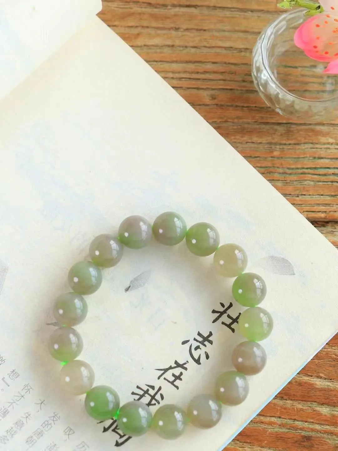 【岁月静好.手串】

精品️和田玉烟紫翠青双色圆珠手串，精选上等和田玉料，每一颗珠子都散发着温润光泽，宛如岁月沉淀的优雅。佩戴它，感受时光的静谧与从容，彰显不凡品味。重35.4克  尺寸取一11mm  45461021L