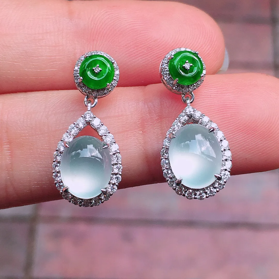 冰种蛋面耳坠，玉质细腻，荧光感超
强，饱满水润，气质满满。18k
金豪华镶嵌