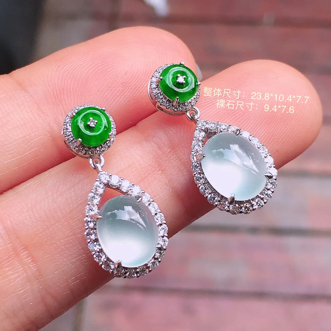 冰种蛋面耳坠，玉质细腻，荧光感超
强，饱满水润，气质满满。18k
金豪华镶嵌