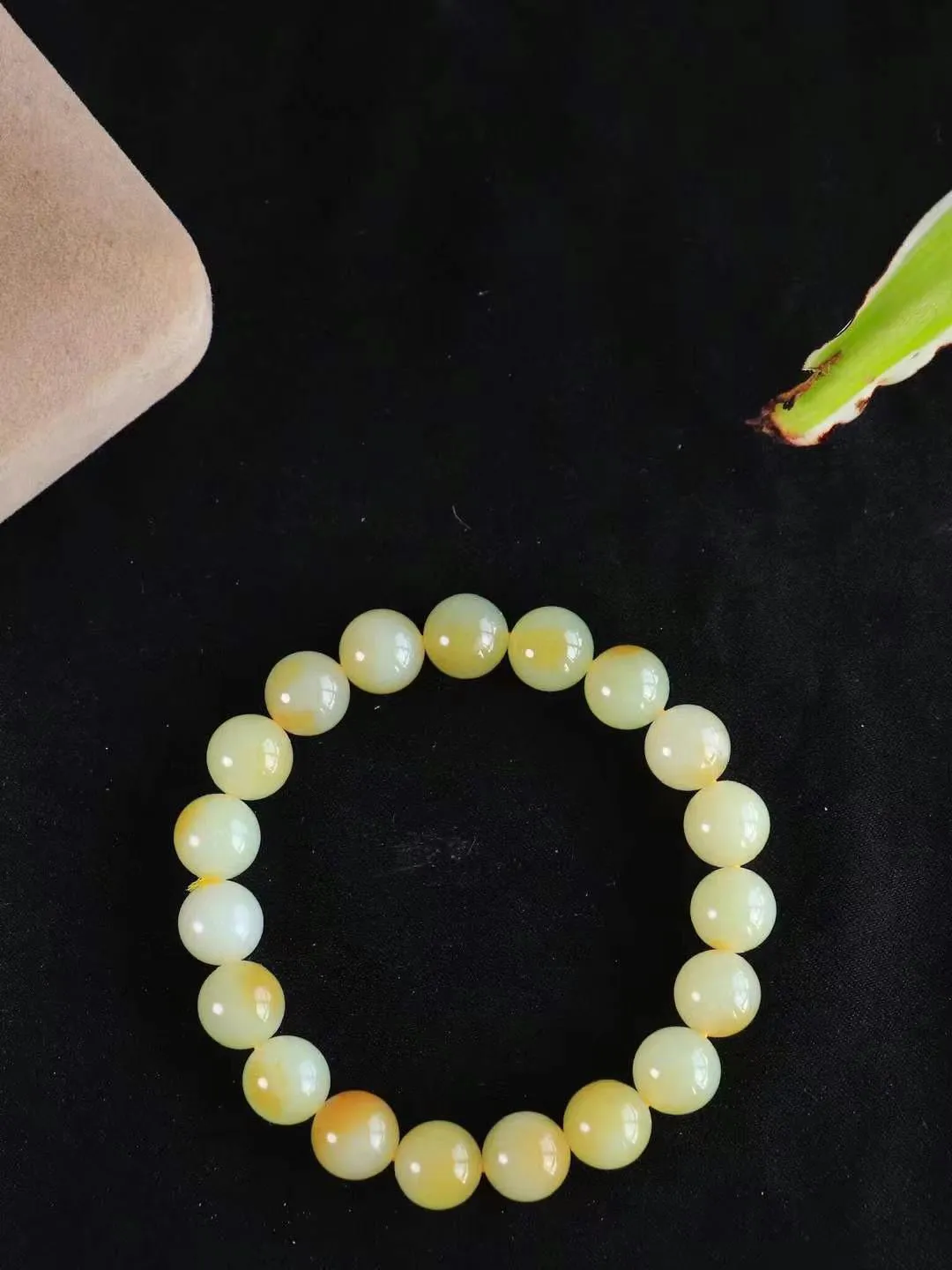 【福运绵延.手串】

精品和田玉糖白玉圆珠手串，承载着千年玉文化的深厚底蕴，寓意吉祥如意、福运绵长。每一颗珠子都经过精心打磨，圆润光滑，为您带来宁静与祥和。重31克  尺寸取一10mm  21401068T