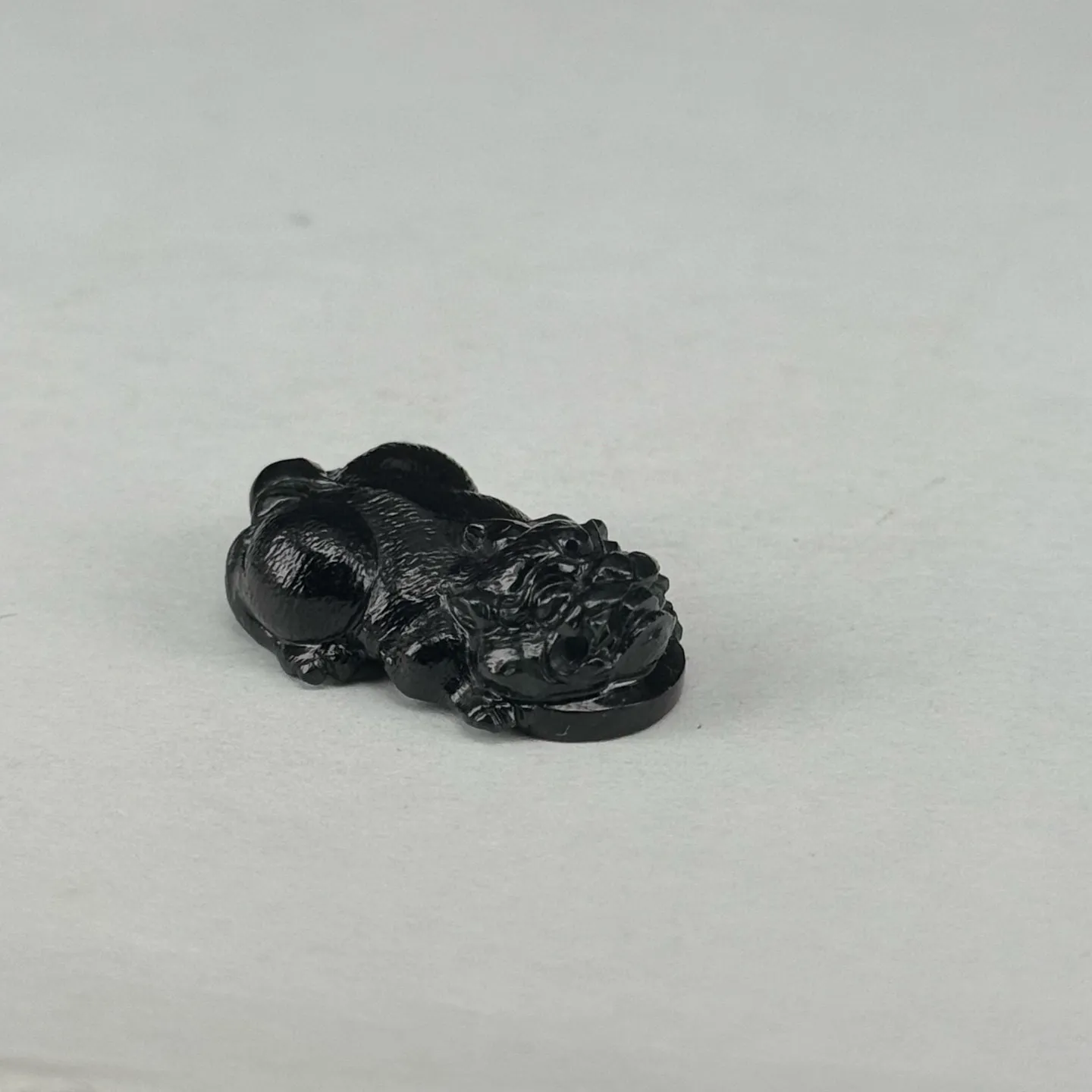精品墨翠貔貅戒面 种好色正 黑度极好 打灯通透 油性十足 尺寸23.8