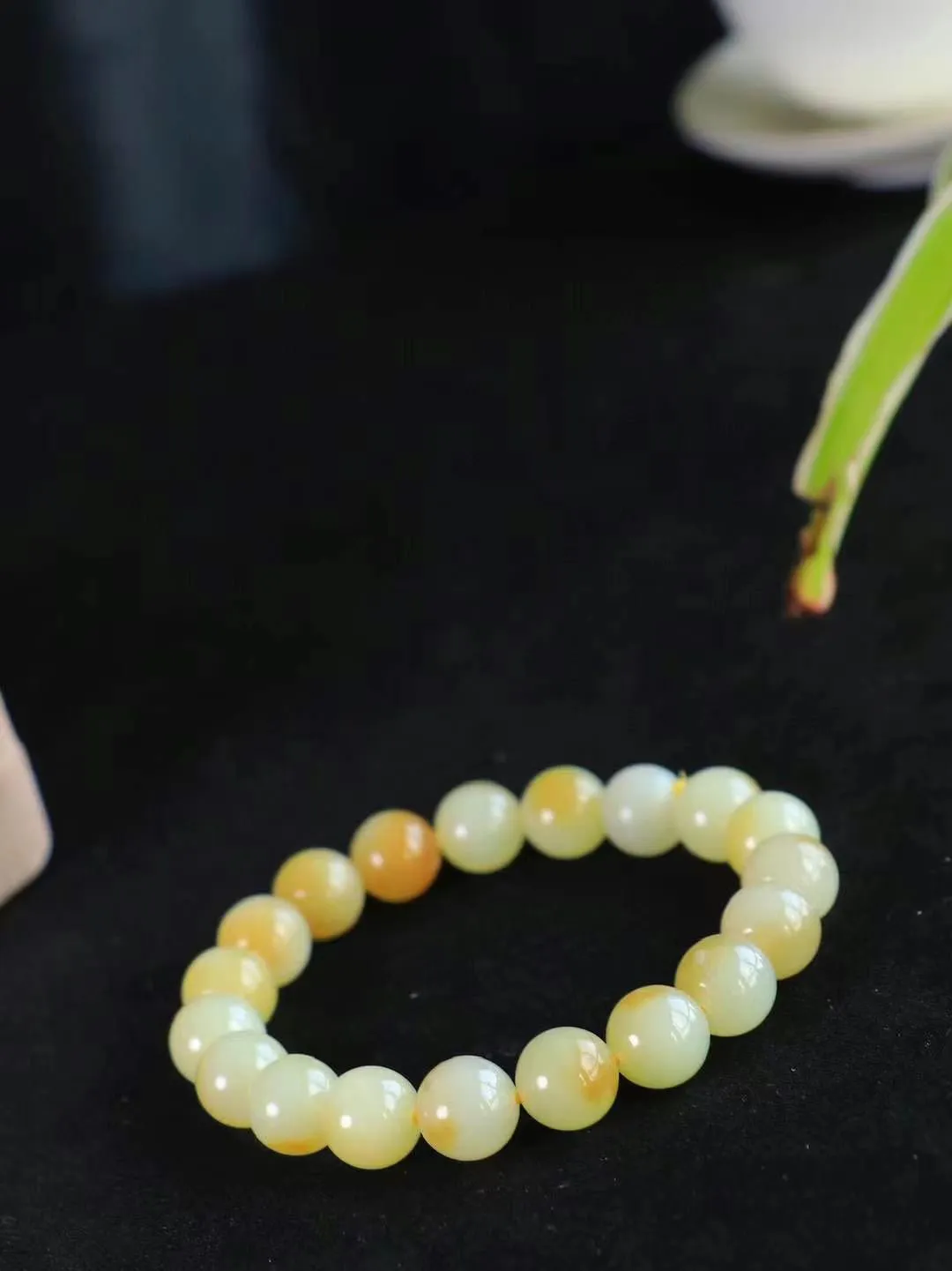 【福运绵延.手串】

精品和田玉糖白玉圆珠手串，承载着千年玉文化的深厚底蕴，寓意吉祥如意、福运绵长。每一颗珠子都经过精心打磨，圆润光滑，为您带来宁静与祥和。重31克  尺寸取一10mm  21401068T