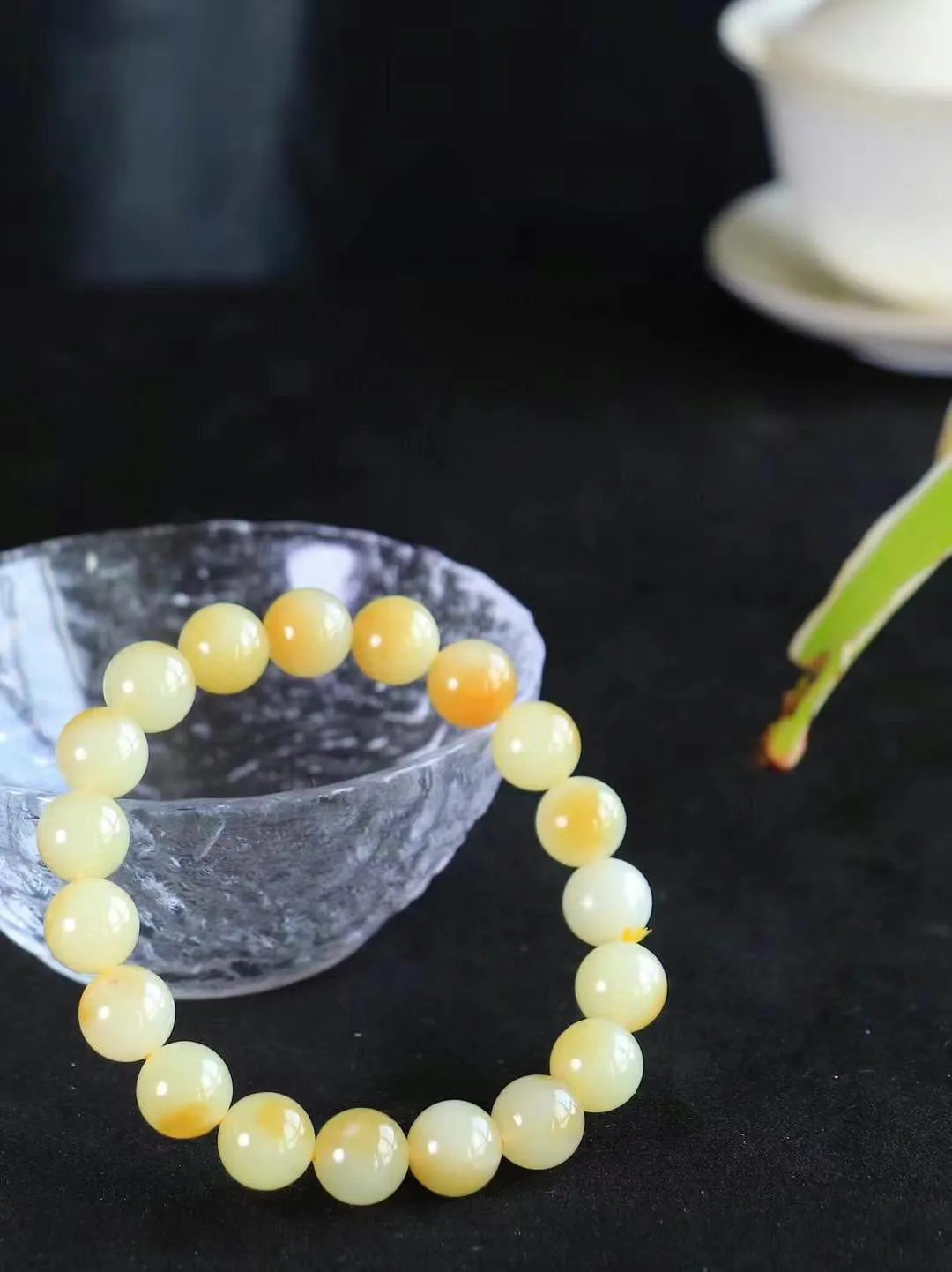 【福运绵延.手串】

精品和田玉糖白玉圆珠手串，承载着千年玉文化的深厚底蕴，寓意吉祥如意、福运绵长。每一颗珠子都经过精心打磨，圆润光滑，为您带来宁静与祥和。重31克  尺寸取一10mm  21401068T